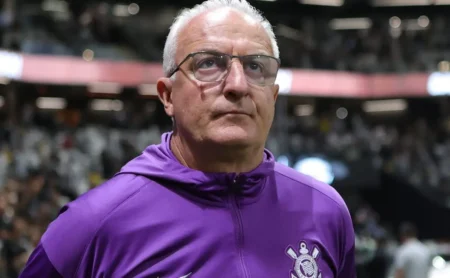 Corinthians acumula cartões e Dorival alerta para repetição de cenário na Copa do Brasil