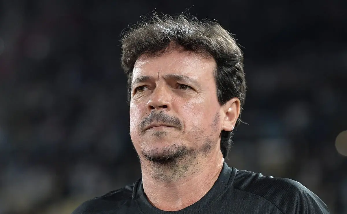 Coutinho busca mais gols pelo Vasco e recebe elogios de Diniz pela consistência Coutinho busca mais gols pelo Vasco e recebe elogios de Diniz pela consistência