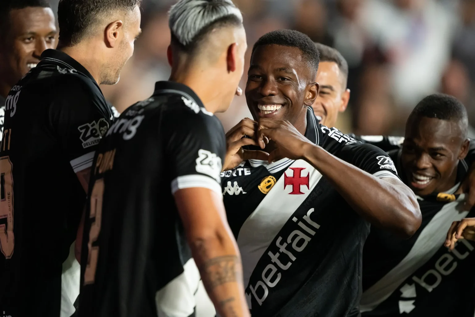 Cuesta: o "senhor" que preenche a zaga e justifica o investimento do Vasco