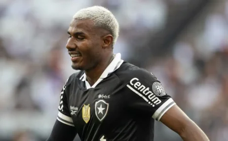Cuiabano destaca apoio da torcida do Botafogo após empate com o Corinthians: “Esse ponto é muito importante”