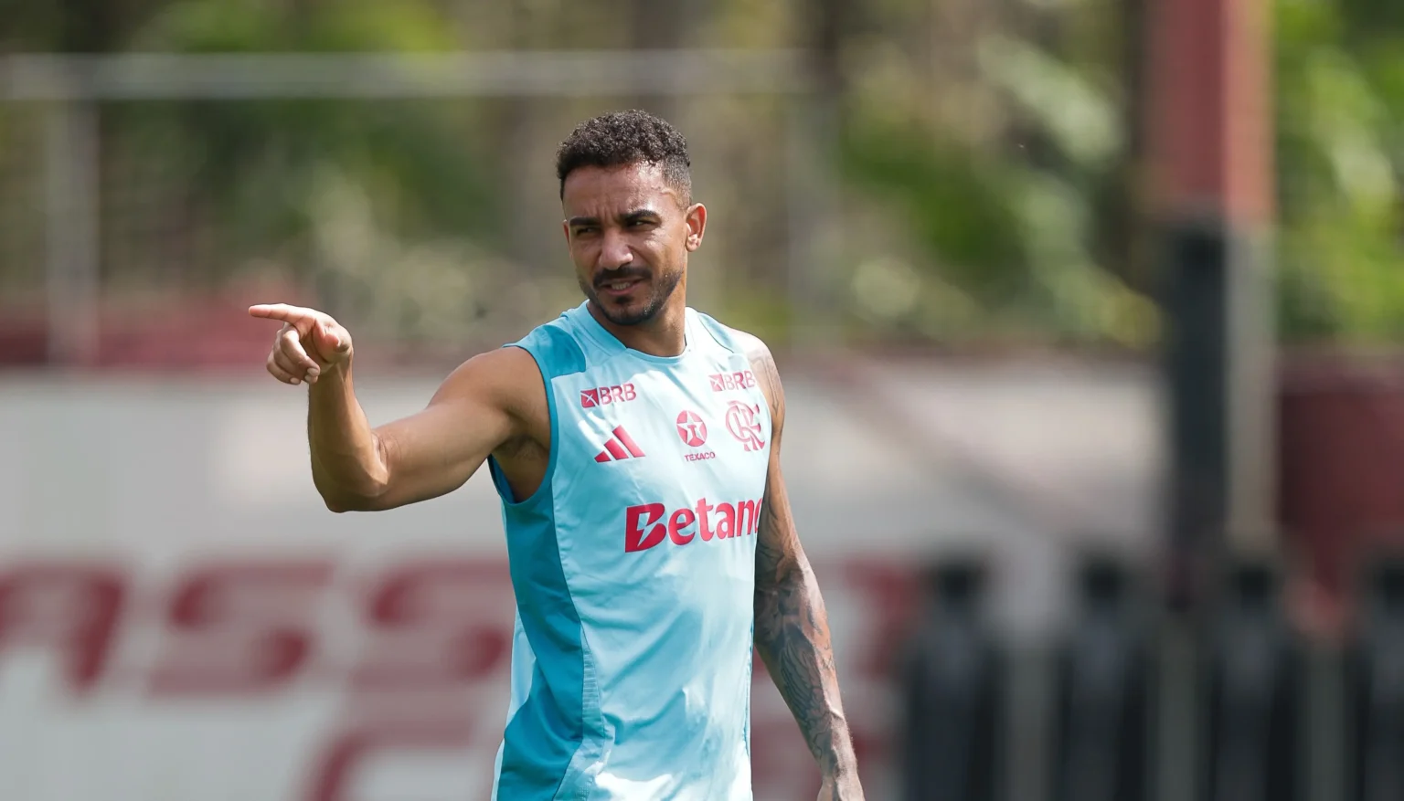 Danilo assume vaga de Ortiz ao lado de Léo Pereira em momento crucial para o Flamengo