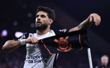 Daronco marca pênalti com auxílio do VAR; Yuri Alberto converte contra o São Paulo