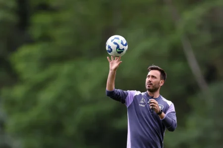 Davide repete escalação inédita no Botafogo após 26 jogos e 28 partidas disputadas