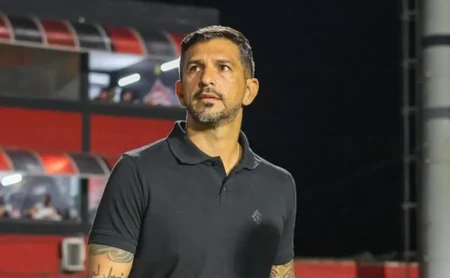 Díaz, técnico do Inter, projeta duelo com o Santos e exalta Neymar: Um dos melhores da história Díaz, técnico do Inter, projeta duelo com o Santos e exalta Neymar: "Um dos melhores da história"