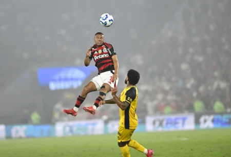 De la Cruz: Atuação "nível de gigante europeu" acirra disputa no Flamengo