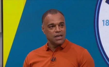 Denílson Show elogia Carlos Vinicius em fase espetacular: "Que momento!"