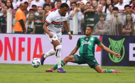 Depay humilha Sabino com drible desconcertante; veja vídeo Depay humilha Sabino com drible desconcertante; veja vídeo