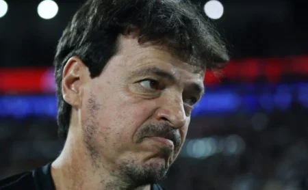 Diniz critica Vasco com espaços excessivos para o Botafogo e amarga segunda derrota seguida no Brasileirão