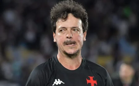 Diniz defende ousadia nas mudanças do Vasco com ironia e critica falta de inspiração da equipe
