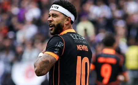 Diretoria do Corinthians rejeita permanência de Memphis Depay após derrota para o RB Bragantino, aponta jornalista