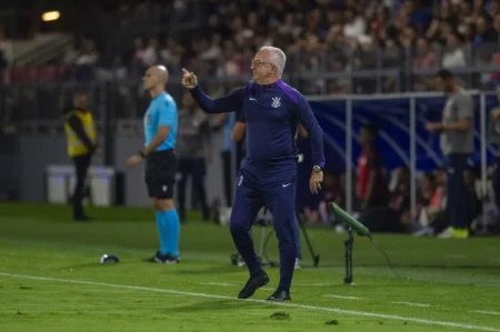 Dorival Júnior critica arbitragem pós-derrota do Corinthians: "Roubando o protagonismo"