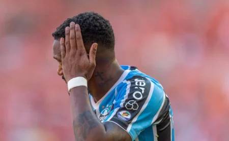 Edenílson: Incomodado com Reviravolta, Atacante Ainda Deseja Permanecer no Grêmio Edenílson: Incomodado com Reviravolta, Atacante Ainda Deseja Permanecer no Grêmio