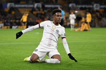 Estêvão desconstrói a ideia de desempenho fraco em clássicos: "Aos 18, ninguém está preparado"