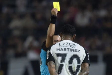 Expulsões de Martínez e Charles, Carrillo recebe terceiro amarelo no confronto Corinthians x Bragantino