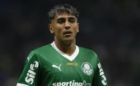 Facundo Torres é criticado por torcedores do Palmeiras após jogo contra o Juventude
