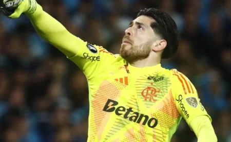 Falha bizarra de Rossi: o vilão na derrota do Flamengo para o Fluminense no Brasileirão Falha bizarra de Rossi: o vilão na derrota do Flamengo para o Fluminense no Brasileirão