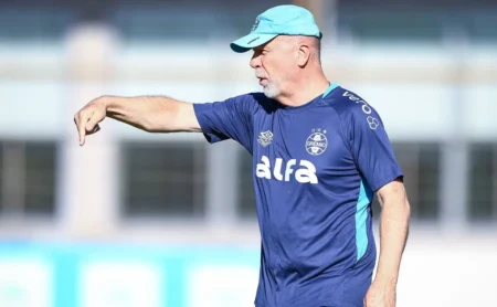 Felipão elogia Mano Menezes e defende sua renovação no Grêmio: Trabalho espetacular Felipão elogia Mano Menezes e defende sua renovação no Grêmio: "Trabalho espetacular"