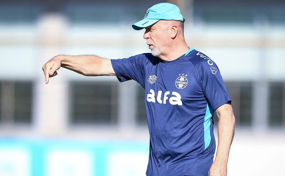 Felipão elogia Mano Menezes e defende sua renovação no Grêmio: Trabalho espetacular Felipão elogia Mano Menezes e defende sua renovação no Grêmio: "Trabalho espetacular"