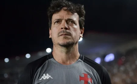 Fernando Diniz ensaia quatro alterações no Vasco e Vegetti retoma a titularidade contra o Grêmio