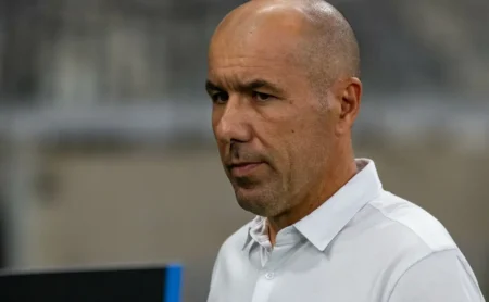 Fernando é liberado do Cruzeiro e se encaminha para o futebol árabe, com Leonardo Jardim ciente. Fernando é liberado do Cruzeiro e se encaminha para o futebol árabe, com Leonardo Jardim ciente.