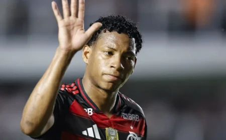 Filipe Luís se irrita e Flamengo toma medida contra Gonzalo Plata por atuação insatisfatória Filipe Luís se irrita e Flamengo toma medida contra Gonzalo Plata por atuação insatisfatória