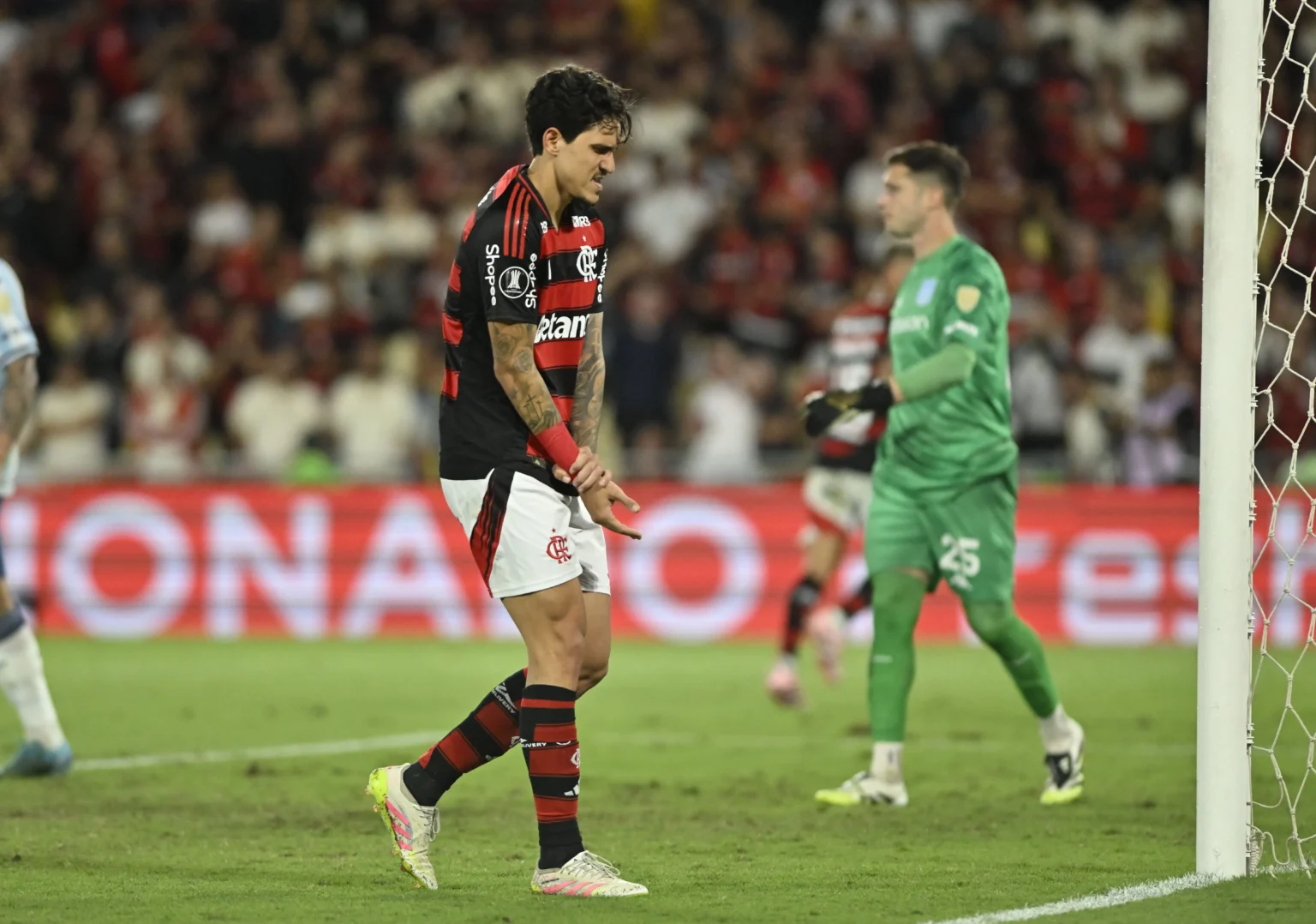 Flamengo considera retorno de Pedro em duas semanas com imobilização; Ortiz desfalca contra o São Paulo