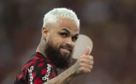 Flamengo topa negociar Michael com o Inter e sugere troca por Vitão Flamengo topa negociar Michael com o Inter e sugere troca por Vitão