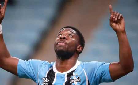 Francis Amuzu segue no Grêmio: atacante tem contrato atualizado e projeta permanência até 2026 Francis Amuzu segue no Grêmio: atacante tem contrato atualizado e projeta permanência até 2026