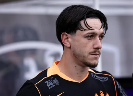 Garro é advertido com terceiro cartão amarelo e fica fora do clássico contra o São Paulo Garro é advertido com terceiro cartão amarelo e fica fora do clássico contra o São Paulo