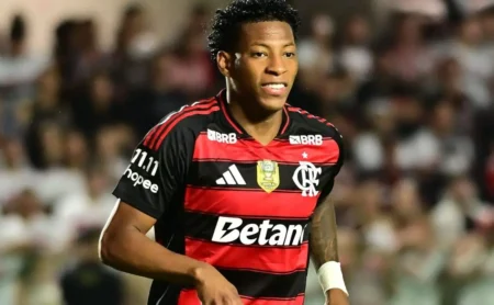 Gonzalo Plata é expulso e prejudica o Flamengo em clássico contra o São Paulo Gonzalo Plata é expulso e prejudica o Flamengo em clássico contra o São Paulo