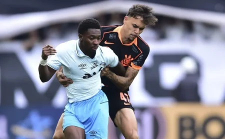 Grêmio avalia proposta turca por Amuzu, mas prioriza a permanência do atacante Grêmio avalia proposta turca por Amuzu, mas prioriza a permanência do atacante