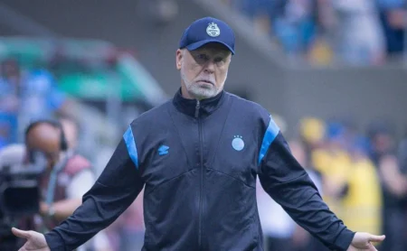 Grêmio busca negociação em definitivo por Olivera, alvo do Nacional, que tem poucos minutos com Mano Grêmio busca negociação em definitivo por Olivera, alvo do Nacional, que tem poucos minutos com Mano