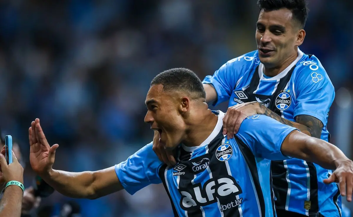 Grêmio: Dúvida no Ataque e Retornos de Arthur, Amuzu e Carlos Vinícius Contra o Palmeiras Grêmio: Dúvida no Ataque e Retornos de Arthur, Amuzu e Carlos Vinícius Contra o Palmeiras