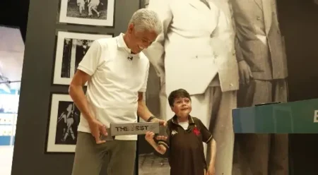 Gui, Torcedor Xodó do Vasco, Recebe Prêmio da Fifa das Mãos de Bebeto