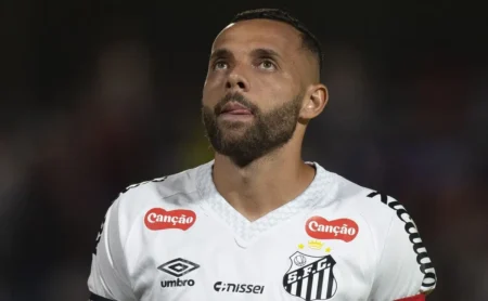 Guilherme supera Rollheiser e Tiquinho Soares em média de gols pelo Santos no Brasileirão