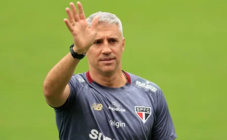 Hernán Crespo confia em joia e vê Nicolas Bosshardt pronto para vaga inesperada no São Paulo