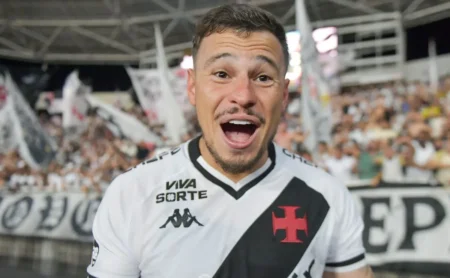 Hugo Moura treina entre os titulares, formando dupla com Cauan Barros no Vasco x Juventude