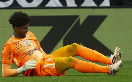 Hugo Souza: Dorival Júnior garante titularidade diante do RB Bragantino Hugo Souza: Dorival Júnior garante titularidade diante do RB Bragantino