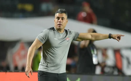 Jair Ventura analisa o 1 a 0 do Vitória contra o Internacional e surpreende ao mencionar a briga contra o rebaixamento