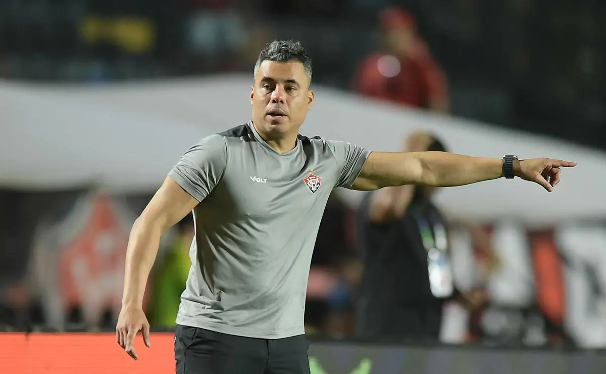Jair Ventura analisa o 1 a 0 do Vitória contra o Internacional e surpreende ao mencionar a briga contra o rebaixamento Jair Ventura analisa o 1 a 0 do Vitória contra o Internacional e surpreende ao mencionar a briga contra o rebaixamento