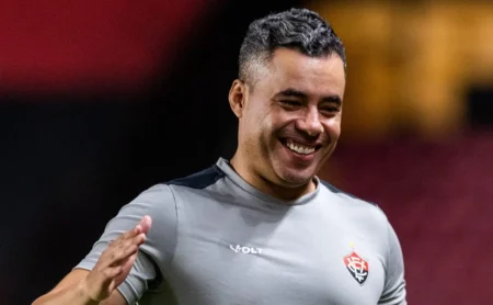 Jair Ventura, técnico do Vitória, analisa a disputa contra Santos, Internacional e Fortaleza pelo Z-4