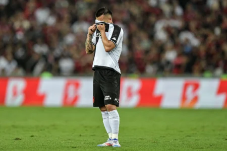 Jean David, fora dos planos do Vasco há mais de 200 dias, ainda não estreou sob o comando de Diniz