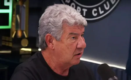 Joel Santana critica John Kennedy: "Quer jogar igual ao Romário"