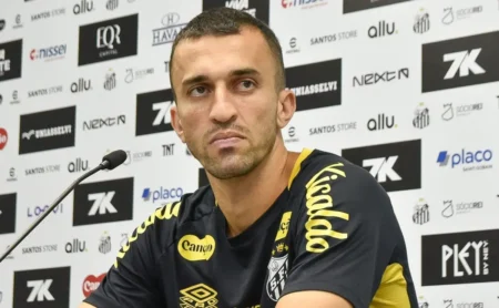 João Schmidt compartilha estratégias do elenco santista para lidar com a pressão do Brasileirão