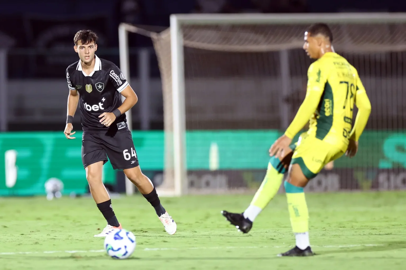 Jovem Zagueiro de 18 Anos Estreia pelo Botafogo e Celebra: "Honra Vestir Essa Camisa"