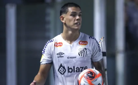 JP Chermont Retorna ao Treino com Profissionais do Santos e Busca Espaço com Vojvoda