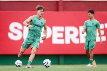 Lavega: Uruguaio Sem Espaço no Fluminense é Testado na Lateral