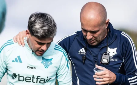 Leonardo Jardim almeja Fagner em 2026; torcida do Cruzeiro reage à especulação com o lateral