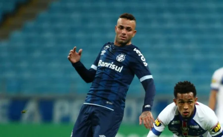 Luan, ex-Corinthians, reaparece irreconhecível ao lado de Ronaldinho e reaviva discussões sobre seu futuro