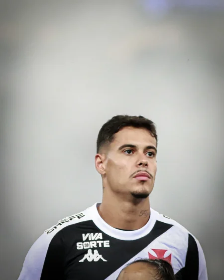 Lucas Freitas fora do Vasco contra o Juventude devido a trauma no joelho; confira os relacionados